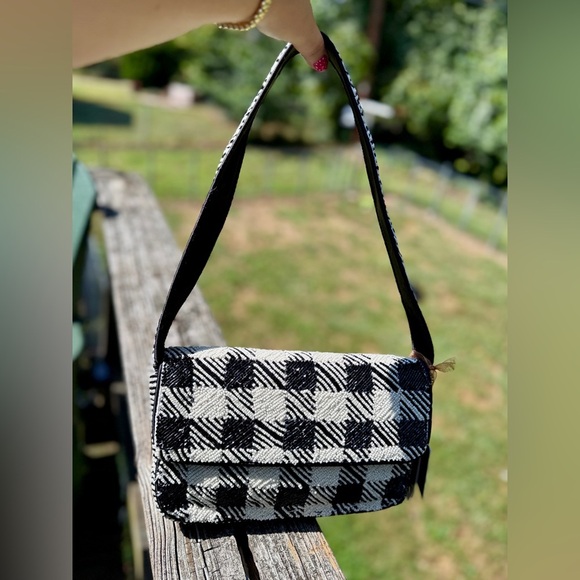 Black Swan Beaded Shoulder Bag – Black & White Houndstooth with Swan Charm - Picture 5 of 12